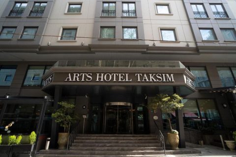 نمای سردر هتل آرتز تکسیم