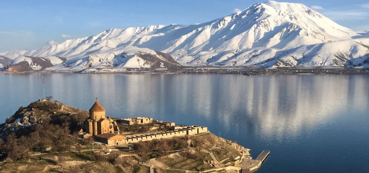 دریاچه وان در زمستان