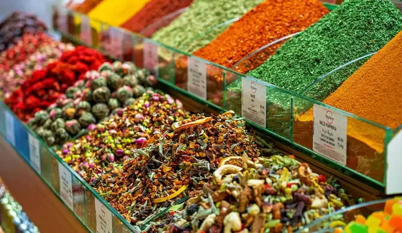 انواع ادویه‌ها در بازار بزرگ استانبول