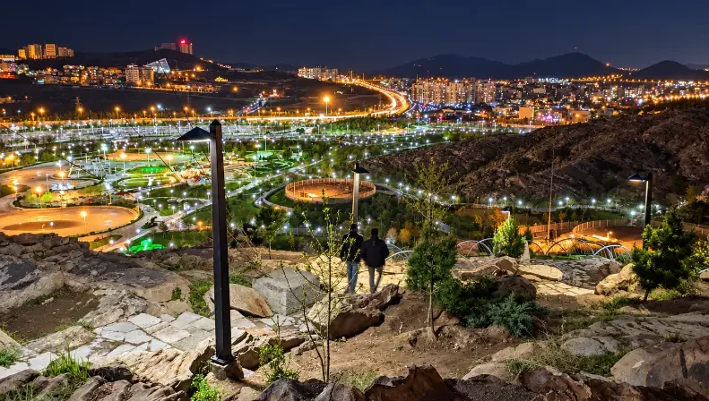 پارک کوهسنگی در شب